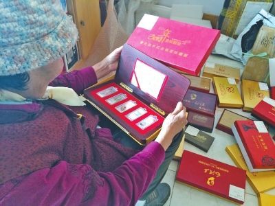 周老太的一间房子里,堆满了她购买的收藏品。